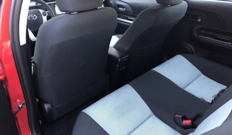 2015 Toyota Prius C Three full