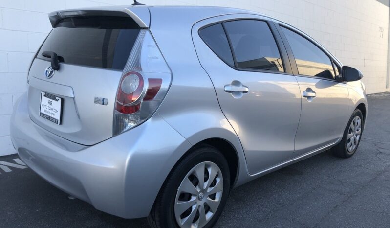 2014 Toyota Prius C Three full