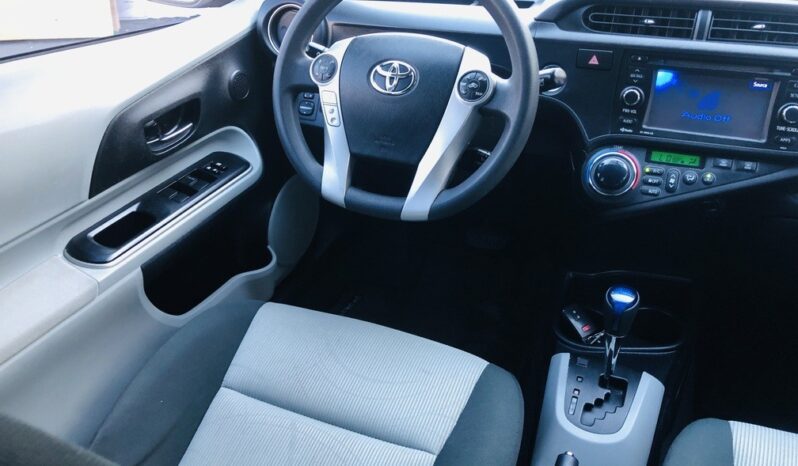 2014 Toyota Prius C Three full